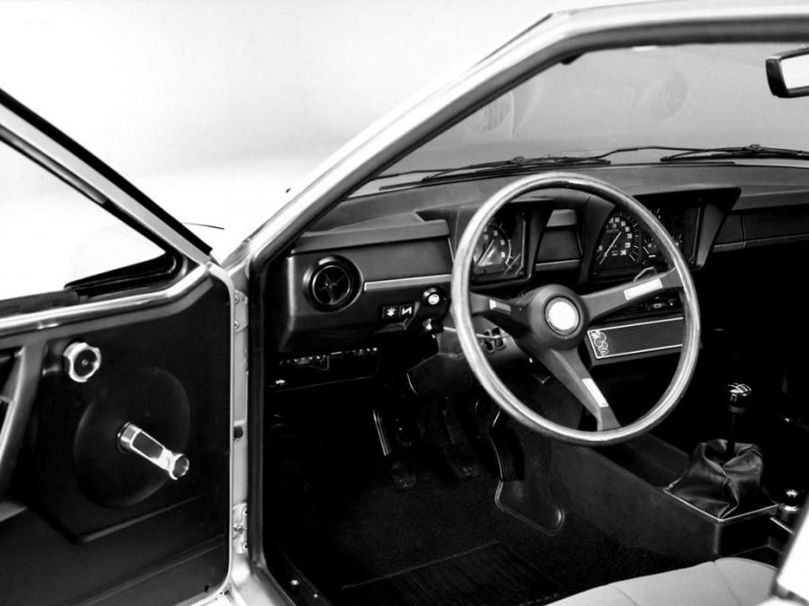 Интерьер Alfa Romeo Alfetta GT (116) 1974 года  (фото 10 из 18)